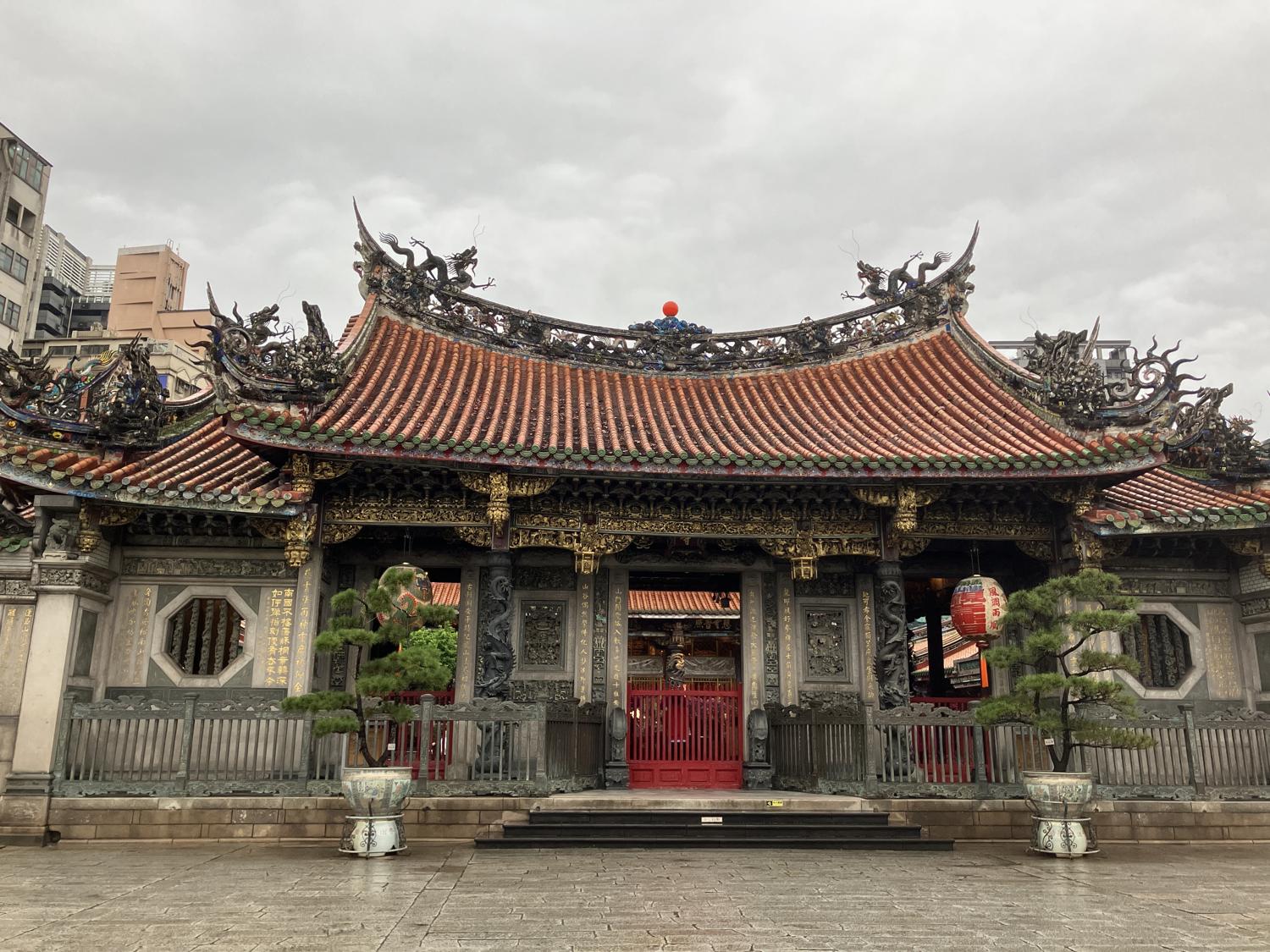 ２５日（土）　６時２５分　龍山寺