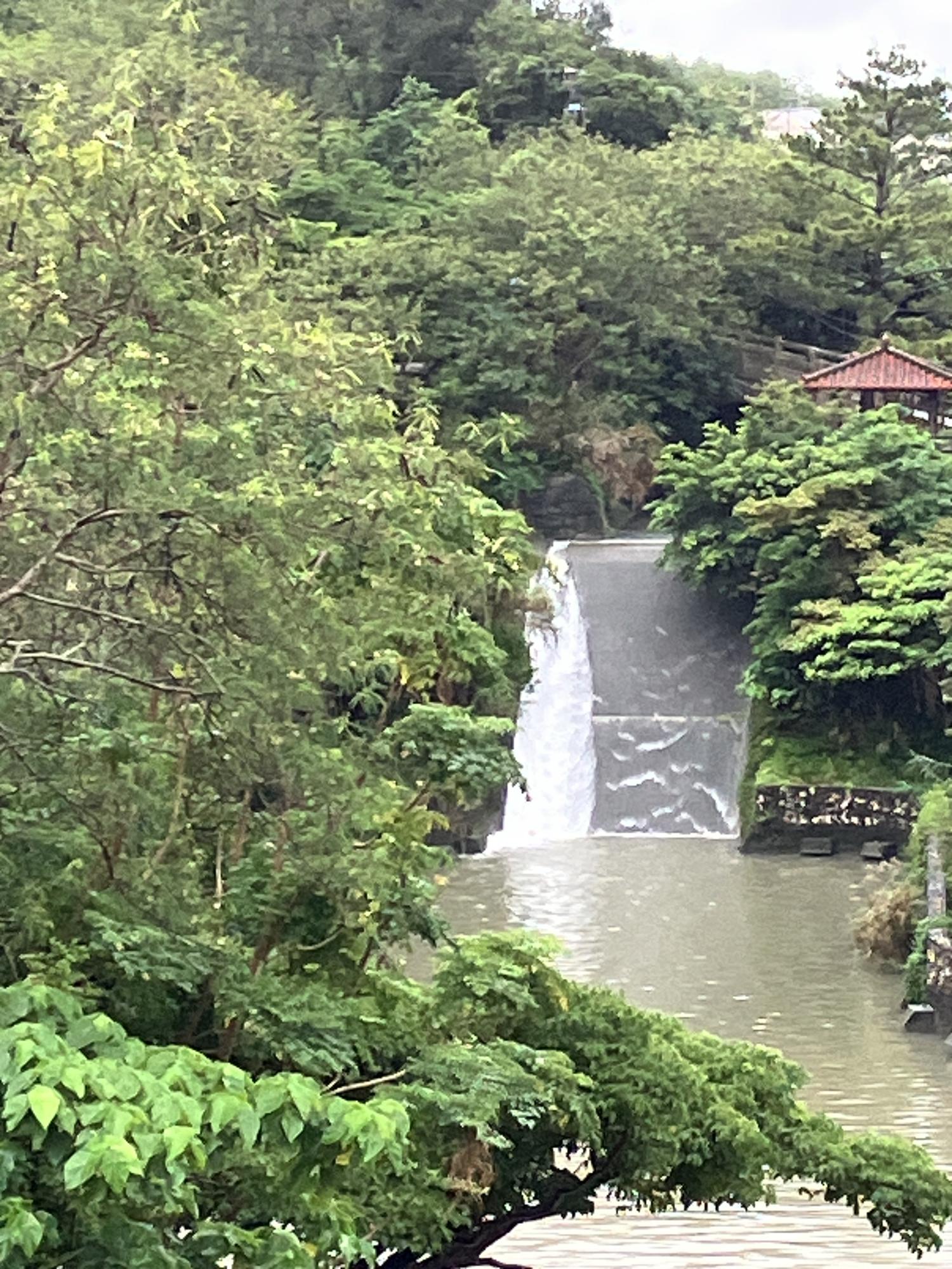金城ダムの滝